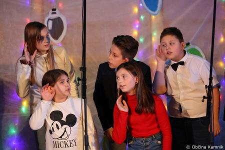 Miklavžev koncert na Osnovni šoli Toma Brejca napolnil telovadnico do zadnjega kotička (36)